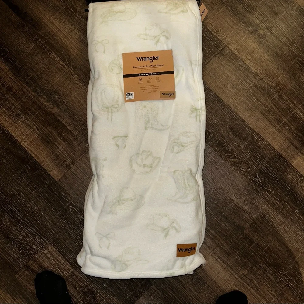 NEW WRANGLER Oversized Plush Throw Blanket Cowgirl Boots, Hats & Bows Sage/White